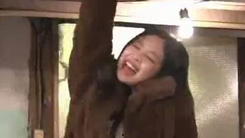 女子吃瓜吃到返祖视频,竟意外返祖现象引发热议